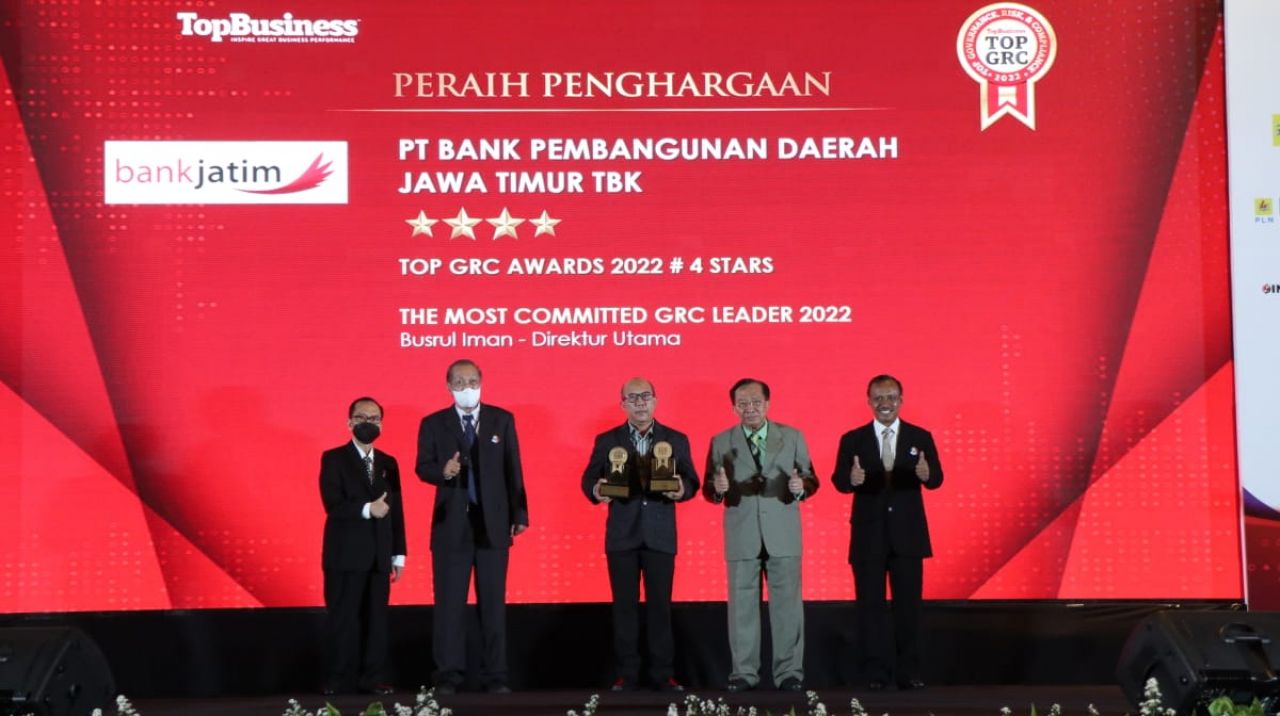 Bank Jatim Raih Dua Penghargaan Top GRC Award 2022