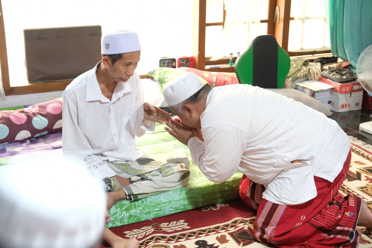 Jenguk KH Abdul Jalal yang Sakit, Ketua PKS Jatim Minta Kader Teladaninya