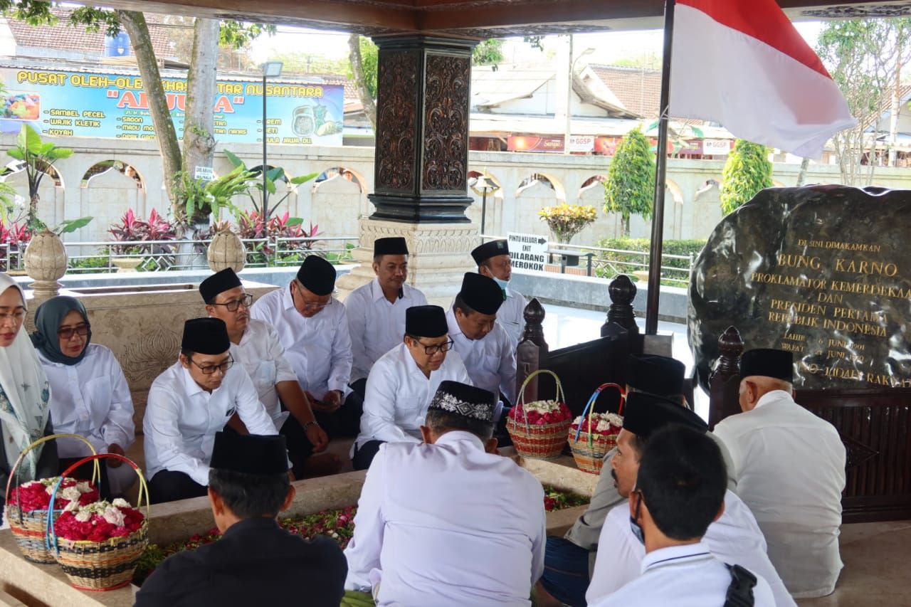 Gus Muhaimin Ziarah Makam Bung Karno, Siap Teruskan Perjuangannya