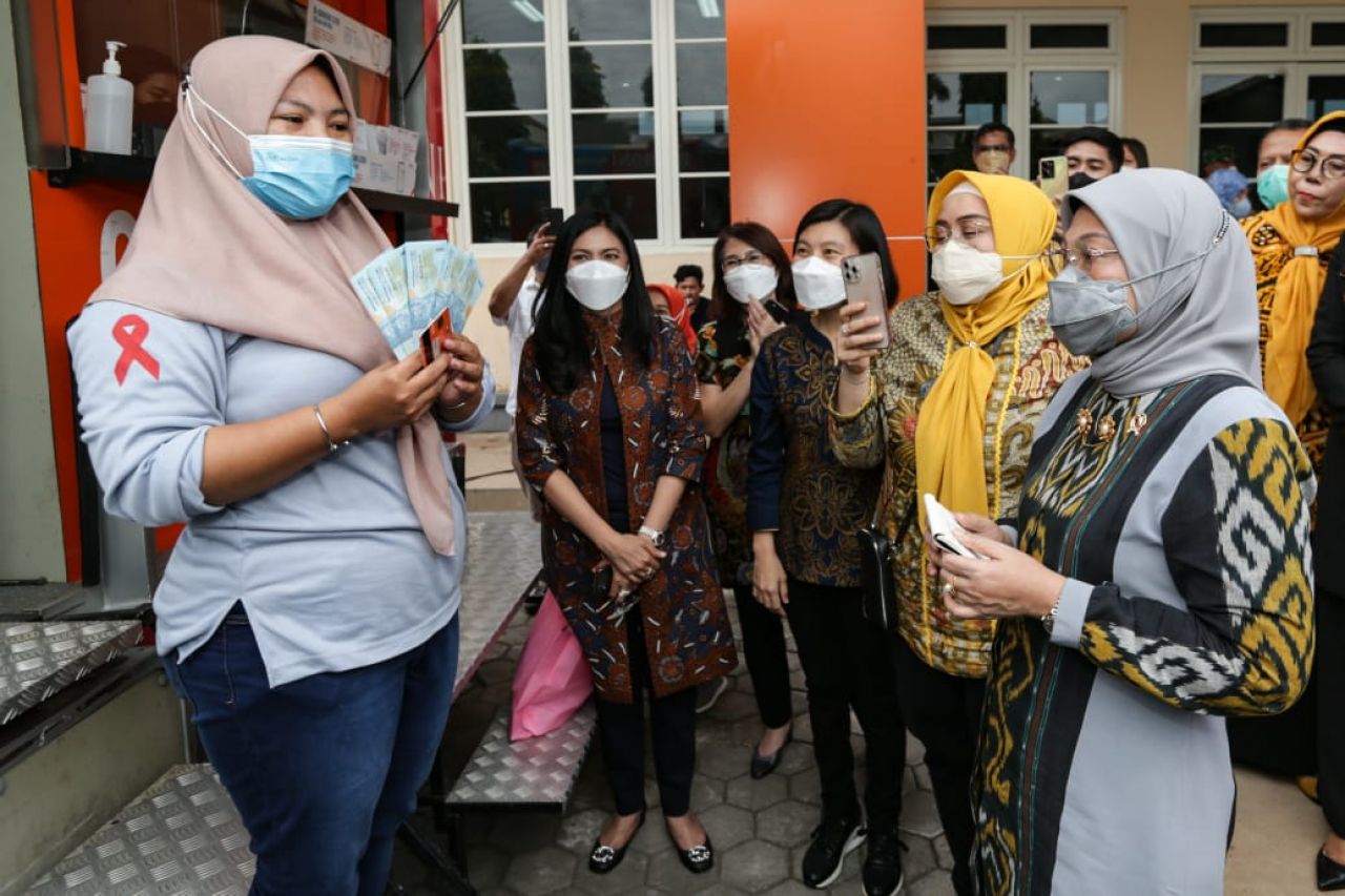 Kunjungi Jatim, Menaker Ida Fauziyah Berharap BSU Bermanfaat bagi Pekerja