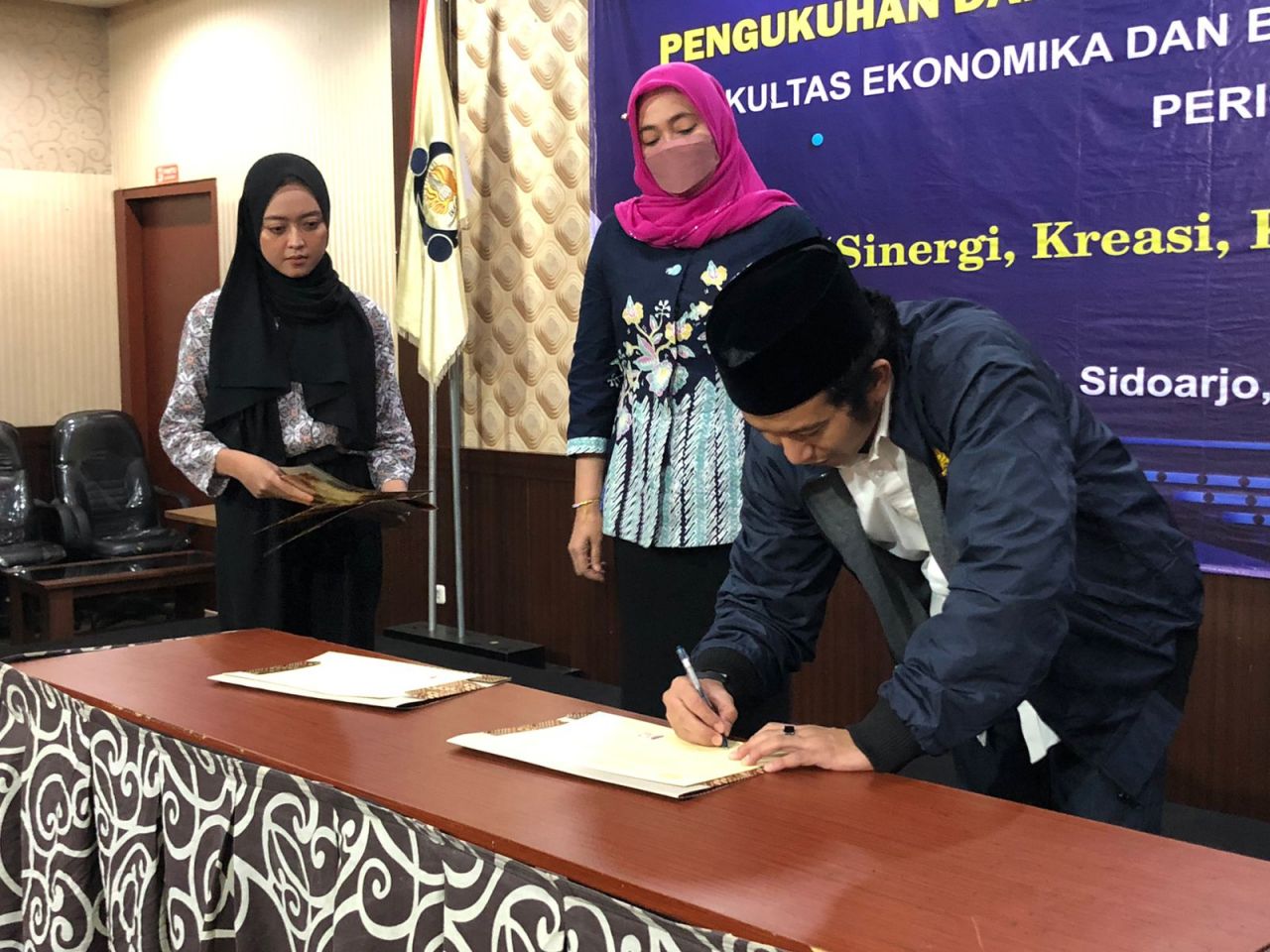 Lebarkan Jaringan Alumni, IKA FEB Unesa Teken MoU dengan Pemprov Jatim