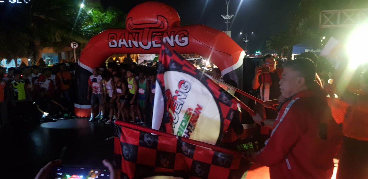 Didampingi Ketua PDIP Jatim, Hasto Lepas Peserta Banteng Night Run di Kediri