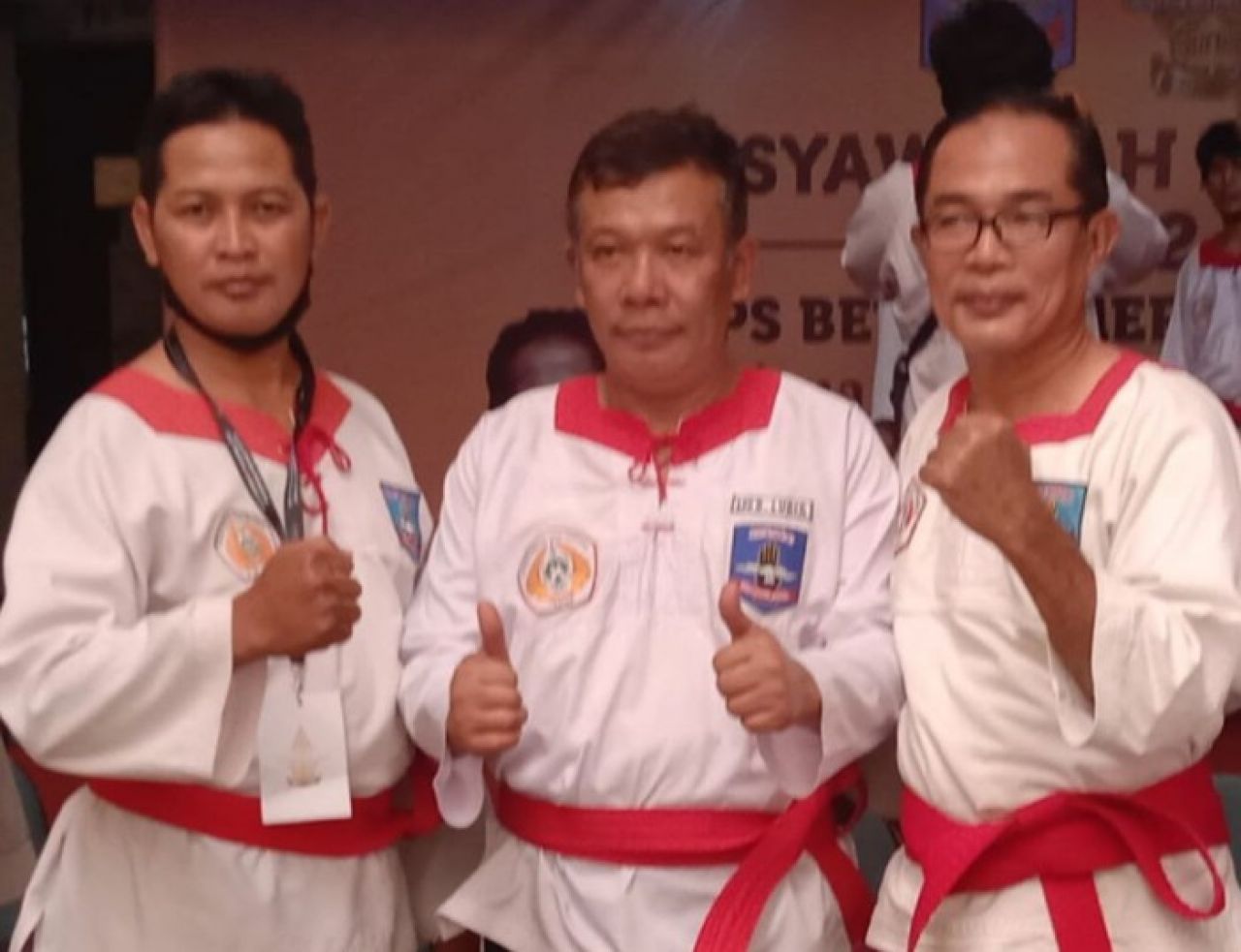 Ketua Umum Pengurus Pusat Perguruan Pencak Silat (PPS) Betako Merpati Putih Brigjen Pol Leo Bona Lubis  (tengah). (Foto: ist)