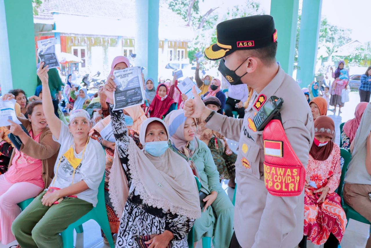 Kapolres Situbondo Pantau Langsung Penyaluran Bansis dan Vaksinasi