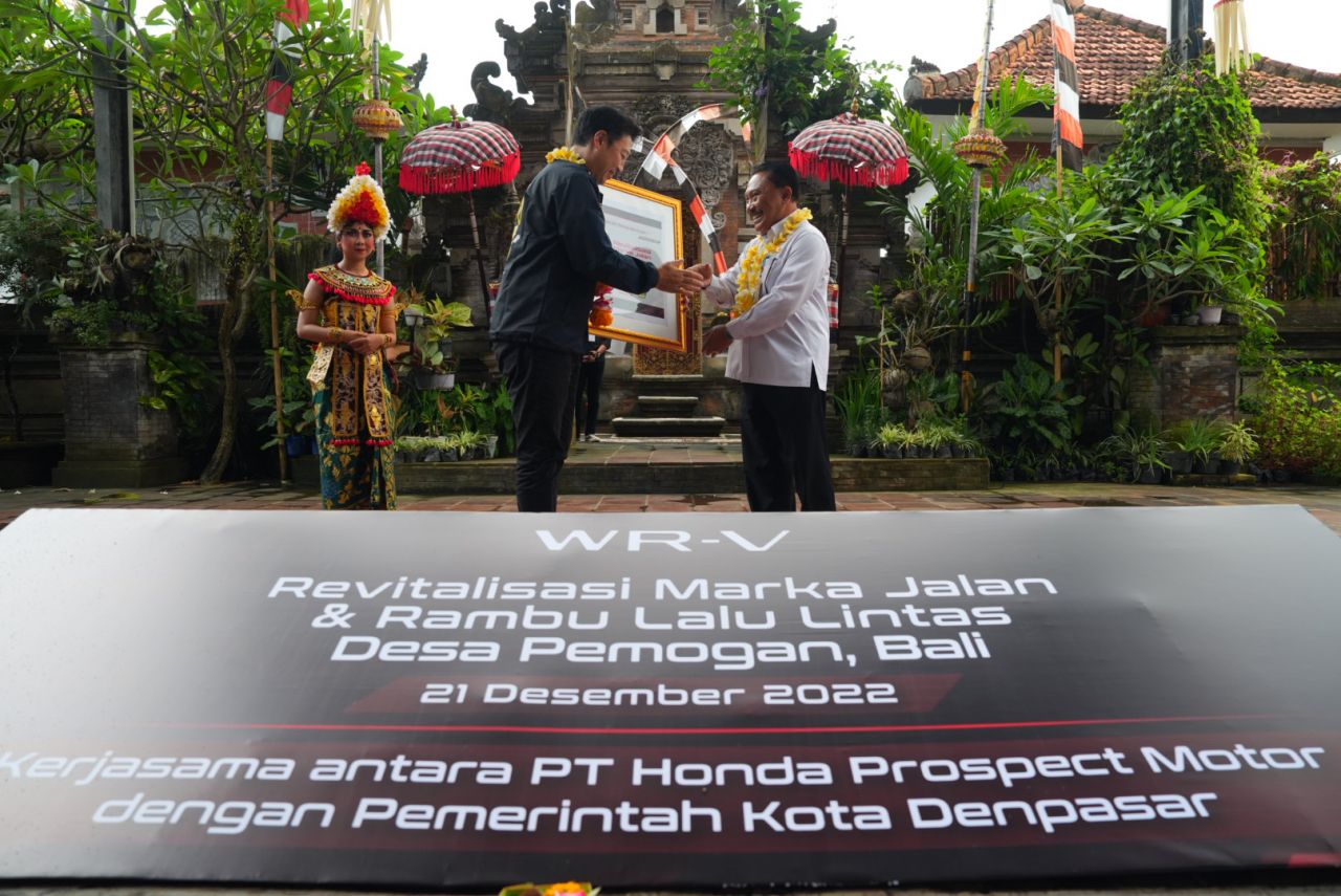 Honda Serahkan Bantuan Revitalisasi Marka Jalan dan Rambu di Denpasar