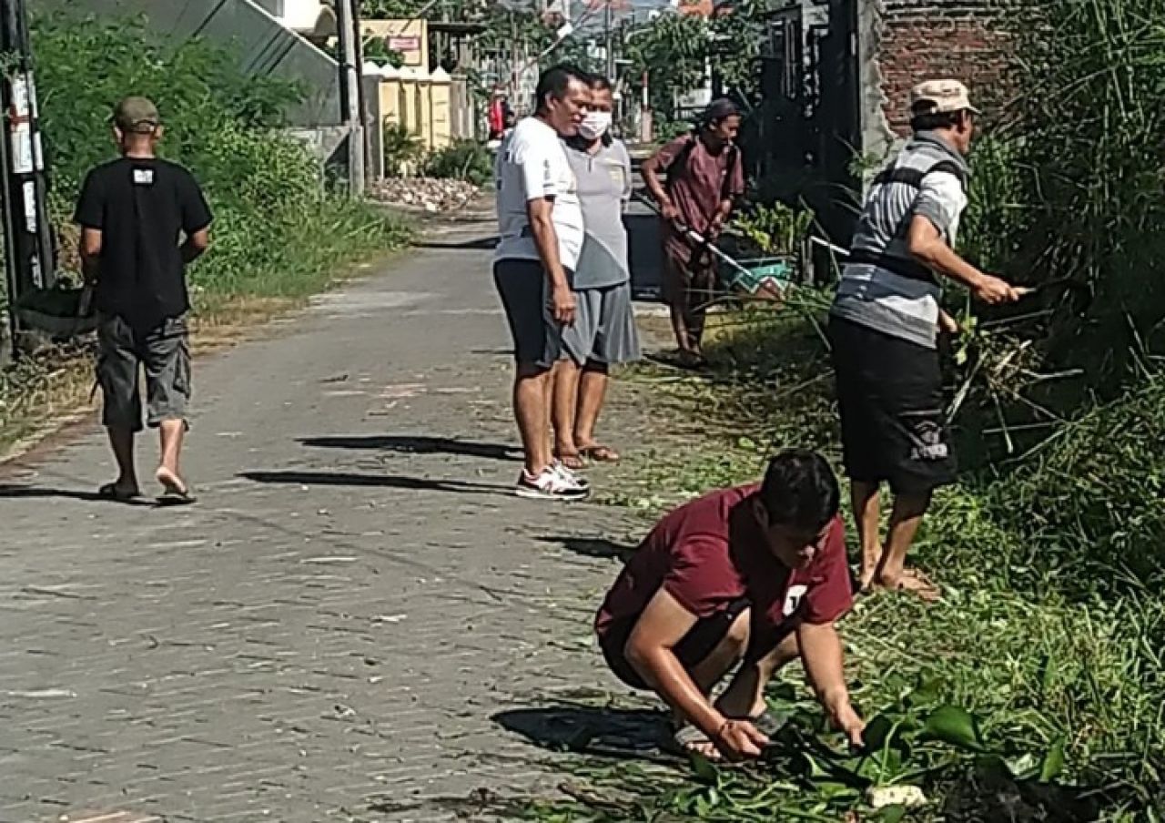 Warga Tambak Medokan Ayu Gang 3A, Kerja Bakti Yuk!
