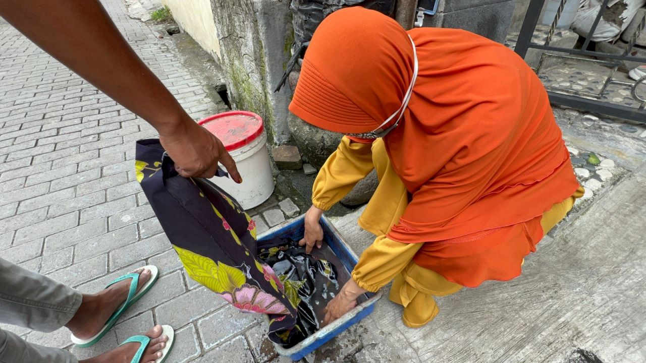 Universitas Ciputra Ajak UMKM Kriya Batik Gunakan Pewarna Alami