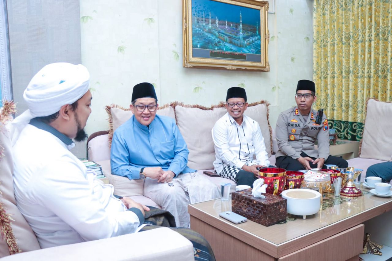 Kunjungi Ponpes Salafiyah Syafi'iyah, Kapolres Situbondo Minta Doa Kiai Azaim