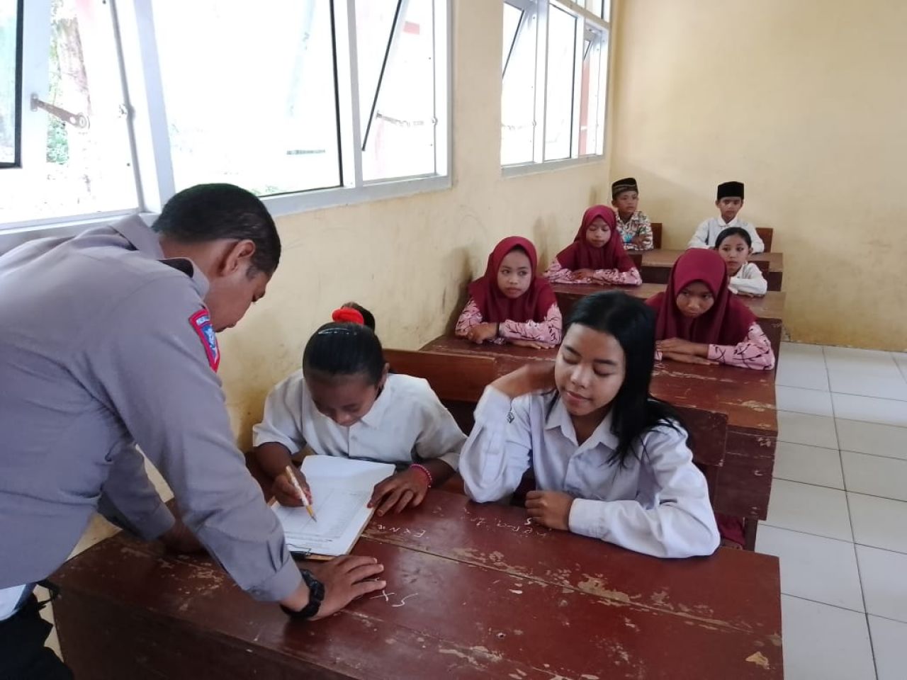 Kebahagiaan Siswa Sekolah Terpencil Dapat Tas dari Polisi