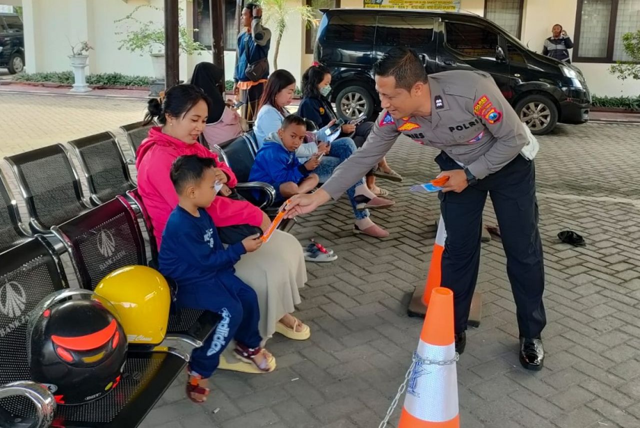 Satlantas Polres Situbondo Bagikan Cokelat untuk Wajib Pajak dan Pemohon SIM