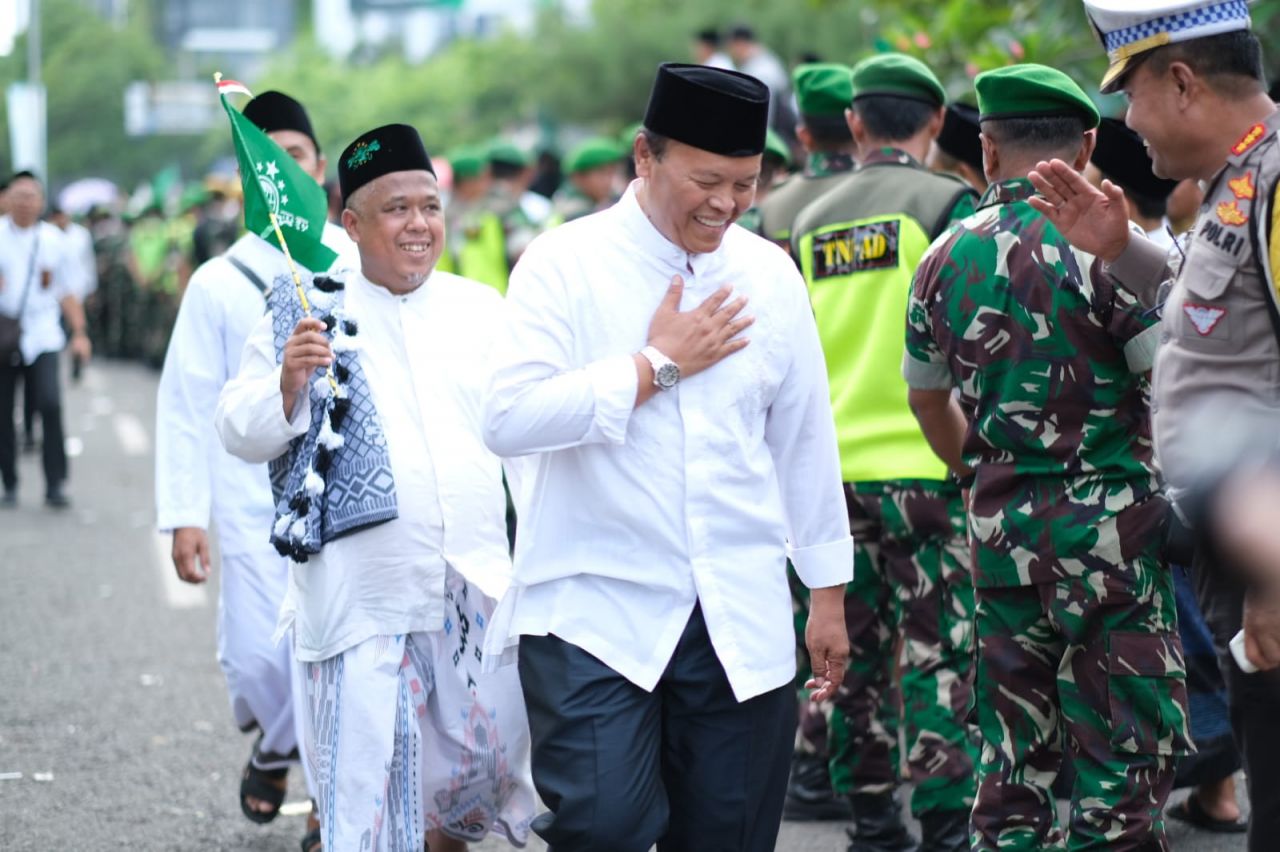 Kang Irwan dan Hidayat Nur Wahid Jalan 1 Km Hadiri 1 Abad NU