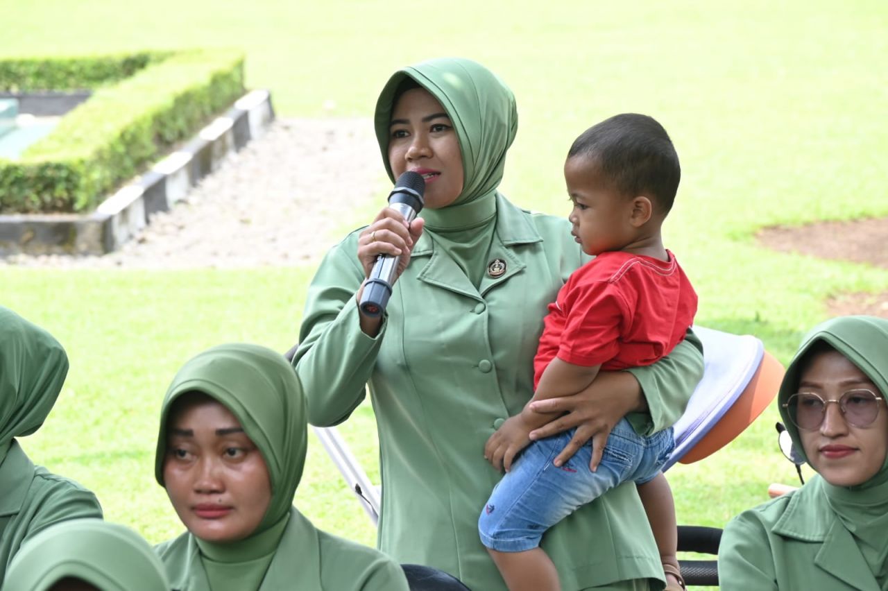 Wanita-Wanita Tegar di Balik Pemberangkatan Tugas Pasukan 527/BY ke Papua