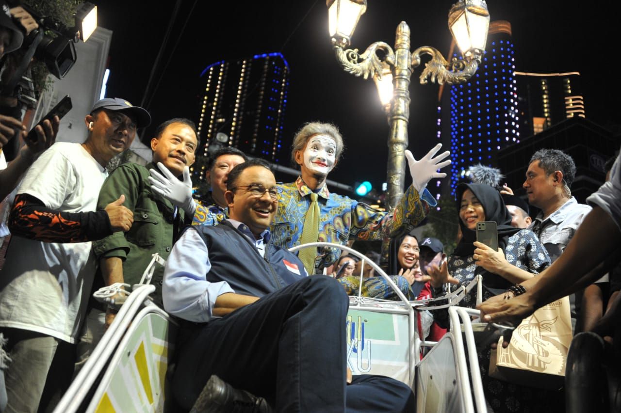Anies Baswedan Mlaku-mlaku nang Tunjungan, Warga Surabaya Berebut Selfie