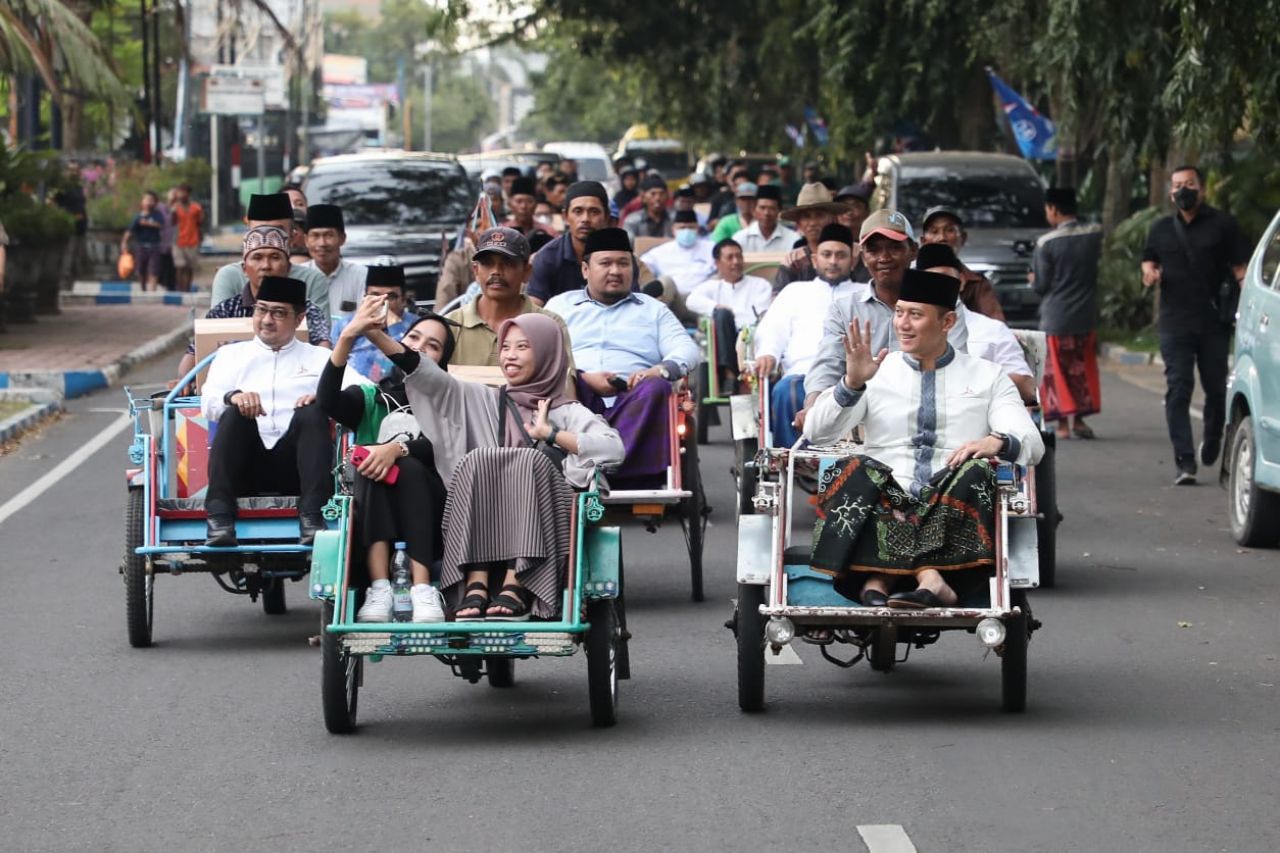 AHY Naik Bentor Nyare Malam di Alun-Alun Bangkalan, Warga: Ganteng Ongguh!