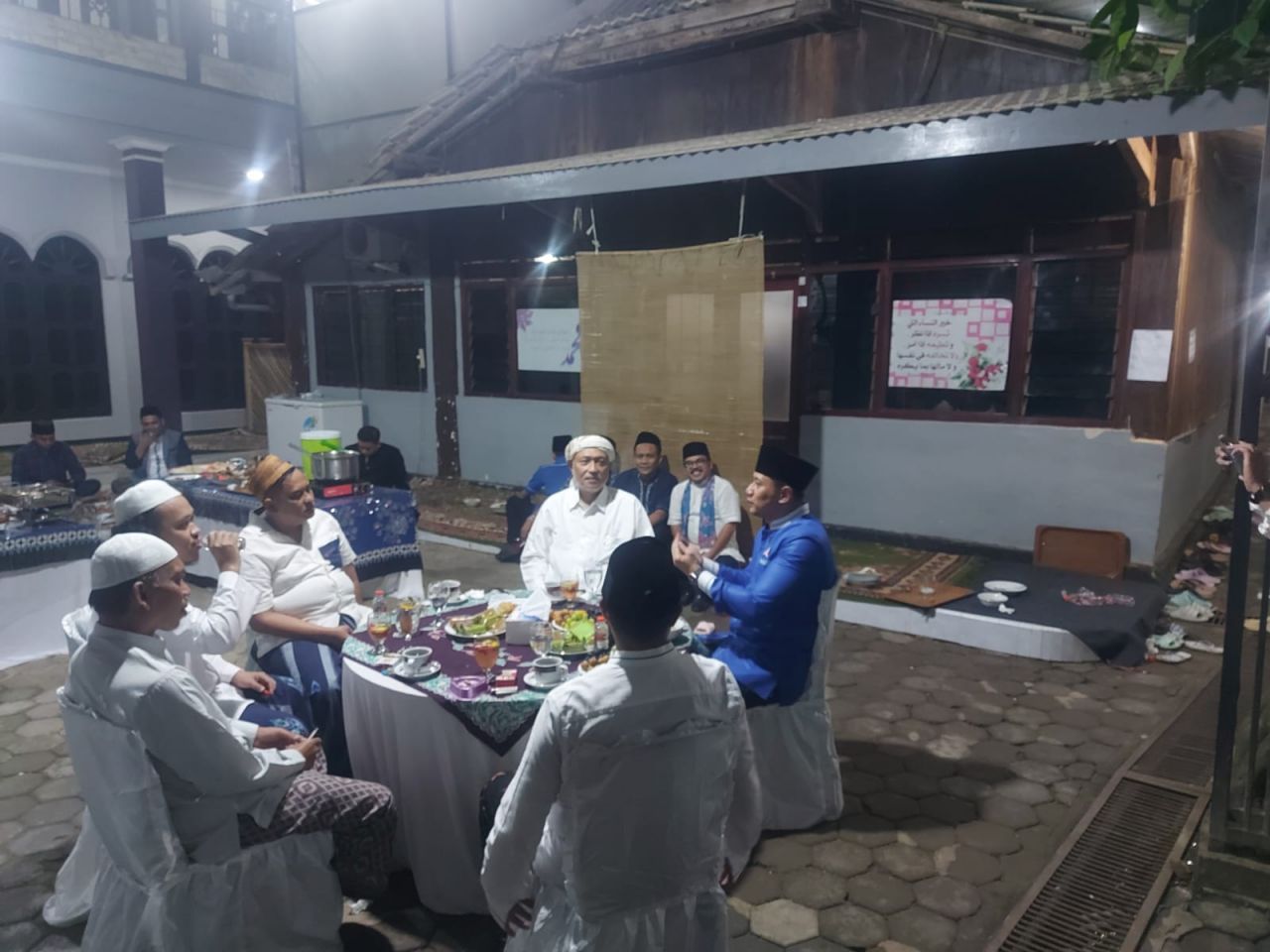 Sowan Kiai Baidhowi di Ponpes Banyuanyar Pamekasan, AHY Diajak Masuk Kamar