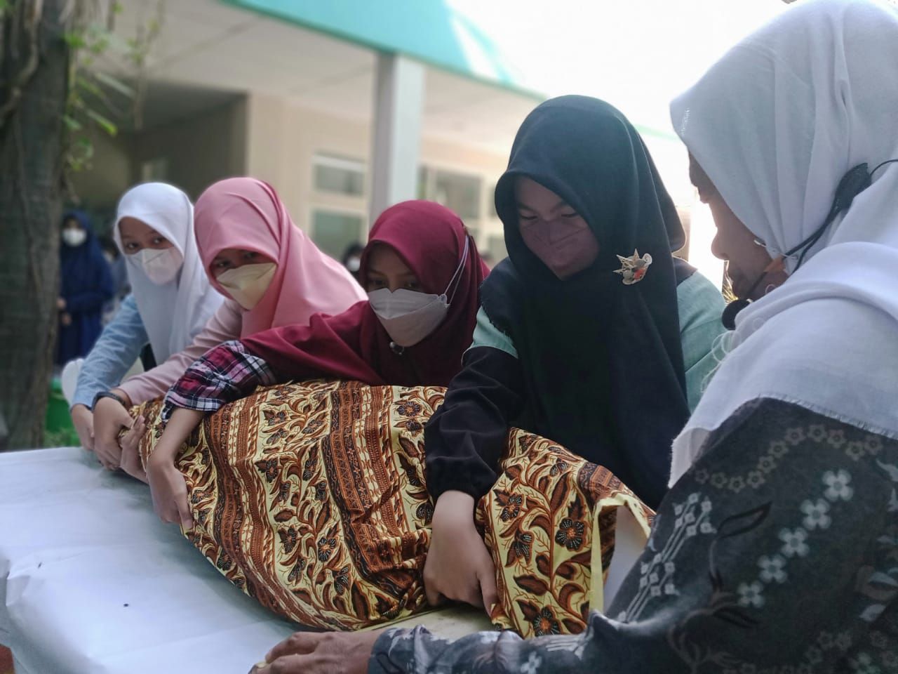 Siswa SMP Al Falah Deltasari Sidoarjo Belajar Merawat Jenazah