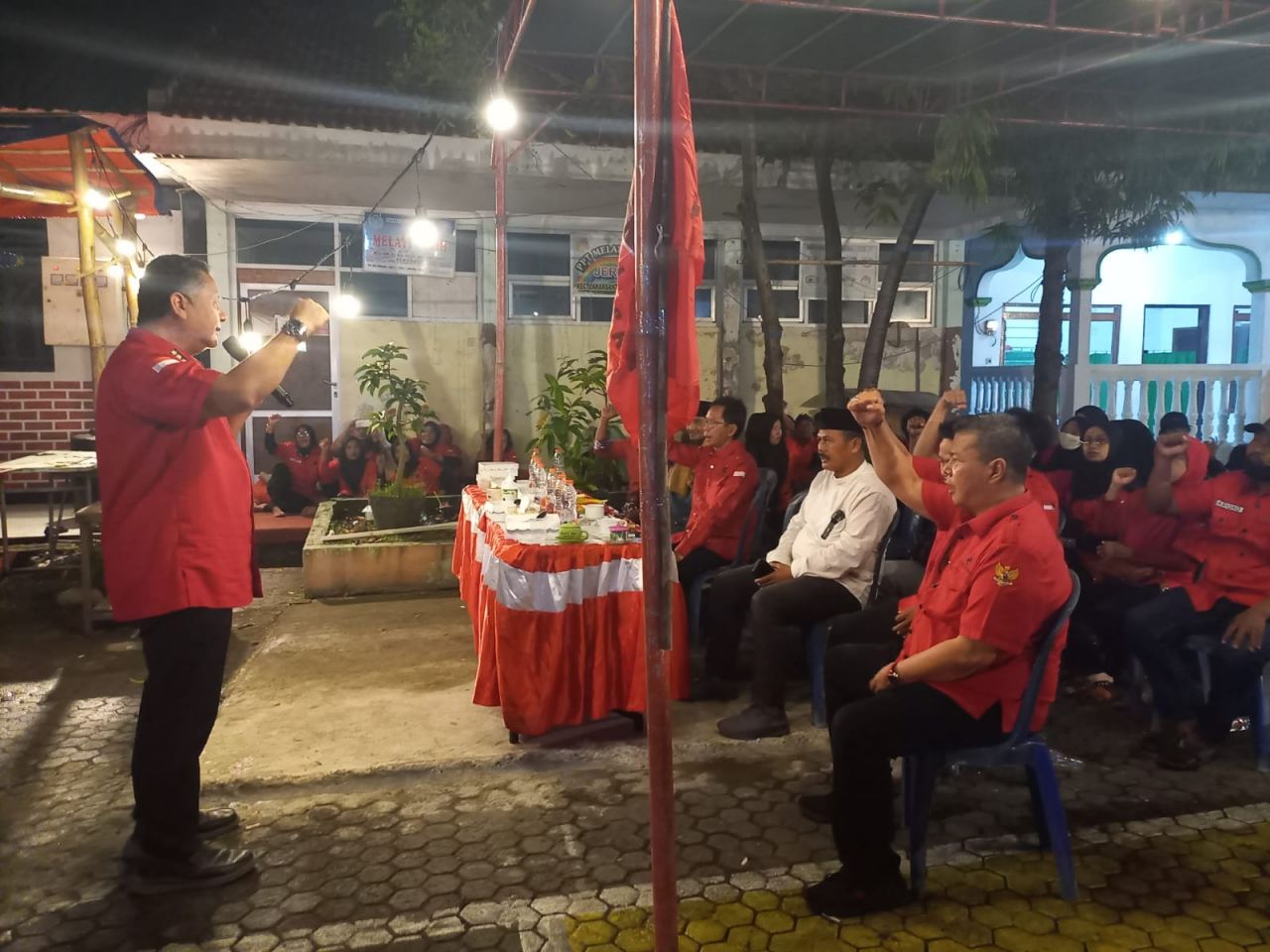 PDI Perjuangan Surabaya Kompak Berbuka Puasa Bersama di Kecamatan Lakarsantri
