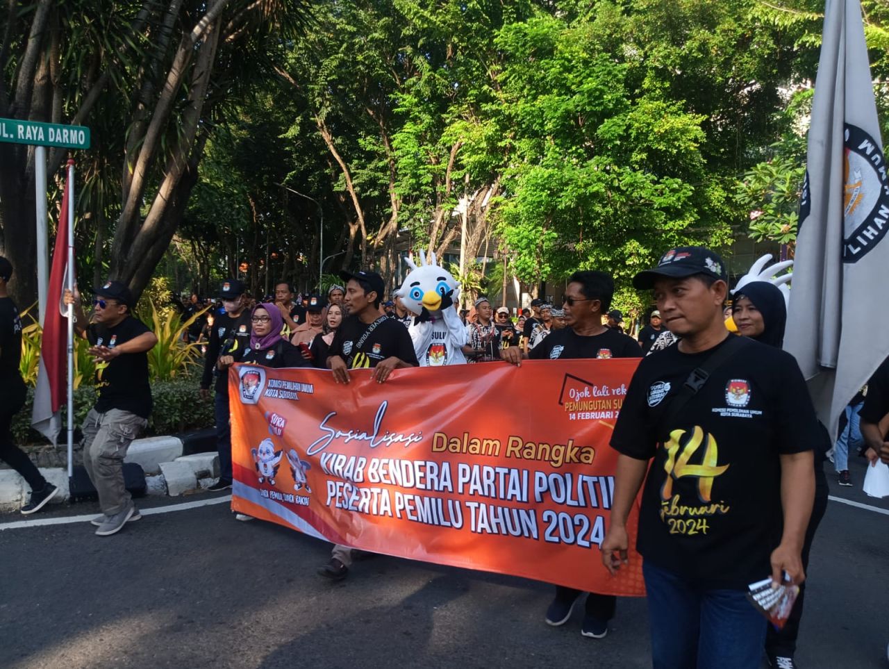 Kirab Pemilu 2024, KPU Surabaya Kenalkan Peserta Pemilu di CFD Darmo