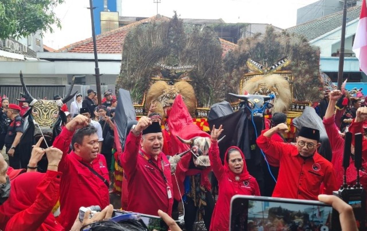 Daftarkan Caleg ke KPU Jatim, Ratusan Massa PDI Perjuangan Terjang Hujan