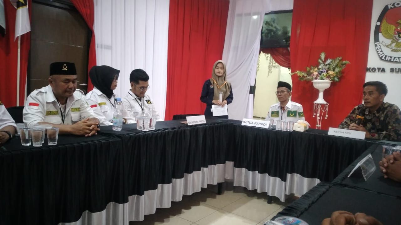 PBB Daftar Bacaleg di KPU Surabaya Diiringi Reog