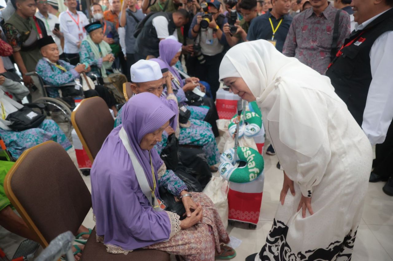 Gubernur Khofifah Lepas CJH Kloter 1 Surabaya, Ingatkan Bahaya Covid-19 MERS