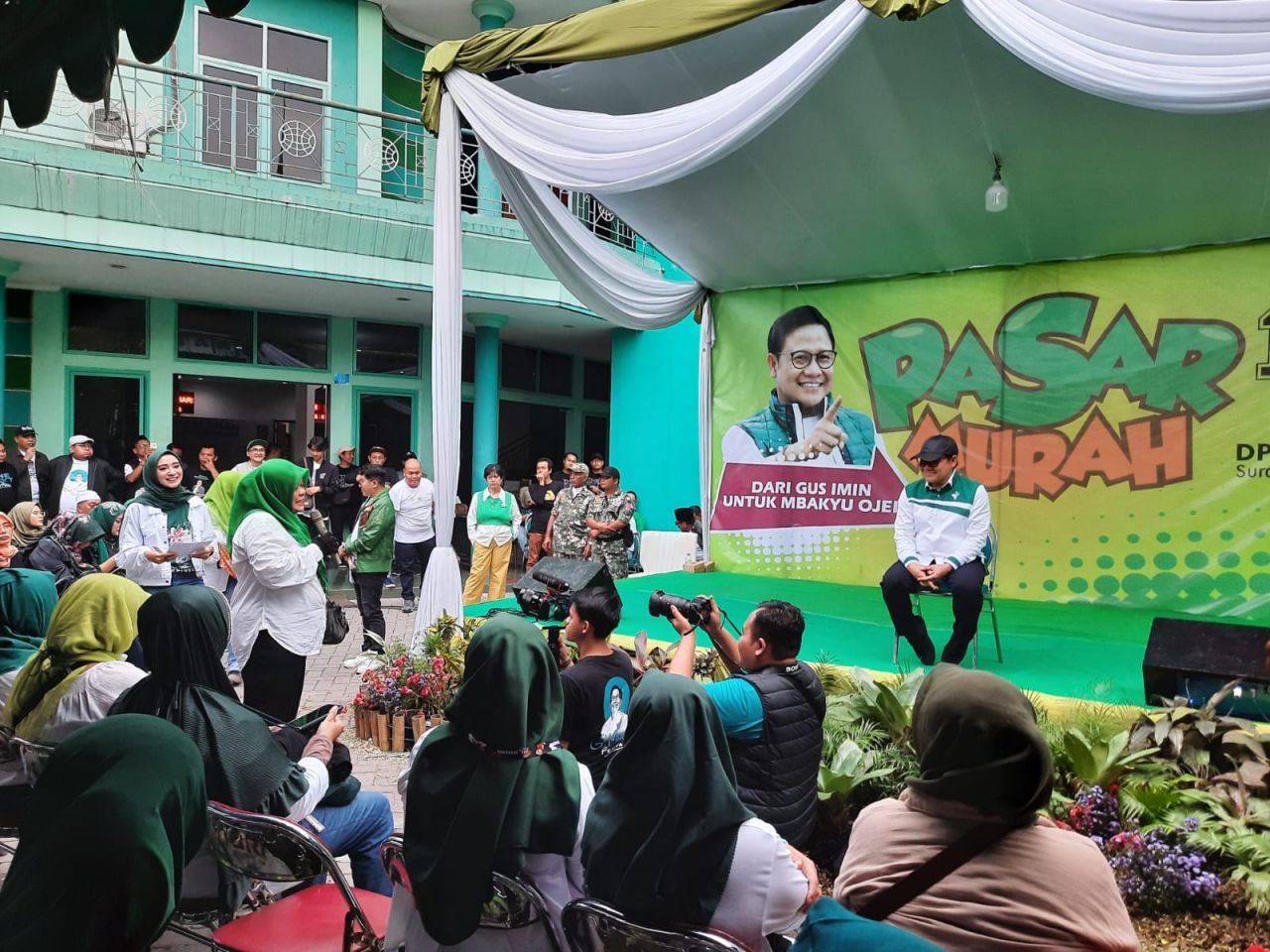 Gus Muhaimin Temui Emak-emak Ojol, Titip Suara untuk Aktivis Orba di Pileg 2024