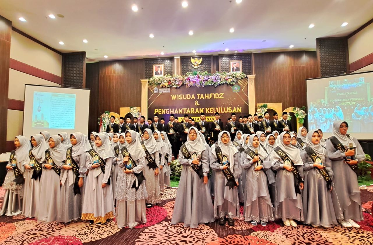 SMP Al Falah Deltasari Sidoarjo Gelar Wisuda Tahfidz dan Penghantaran Kelulusan Angkatan ke-30