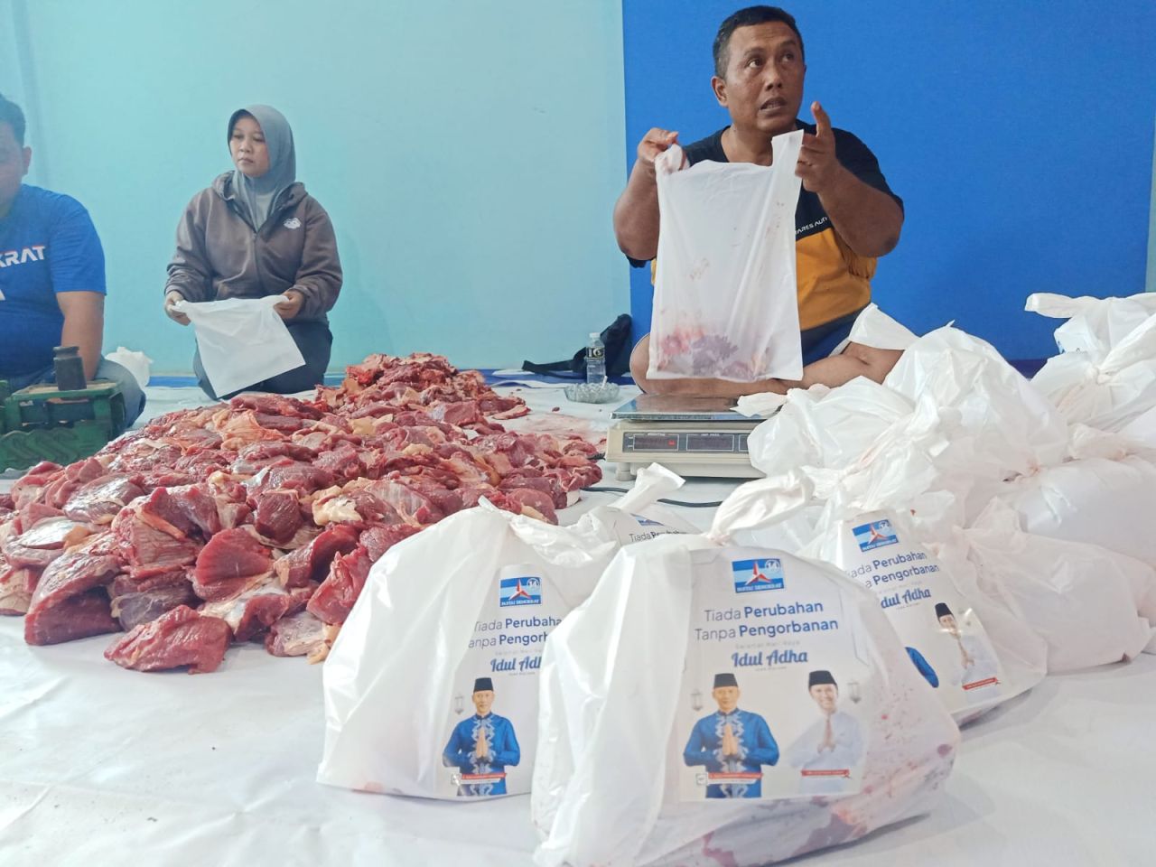 Demokrat Jatim Sembelih 5 Ekor Sapi, Sebar 1000 Paket Daging Kurban