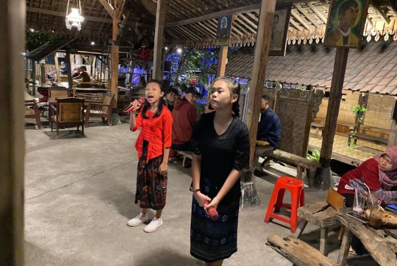 Kidungan Jula-Juli Tetap Lestari di Waroeng Joglo Merah Putih