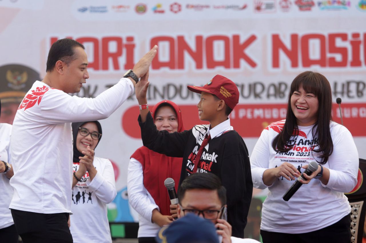 Peringatan Hari Anak Nasional, Wali Kota Surabaya Eri Cahyadi Bagi-bagi Sepeda