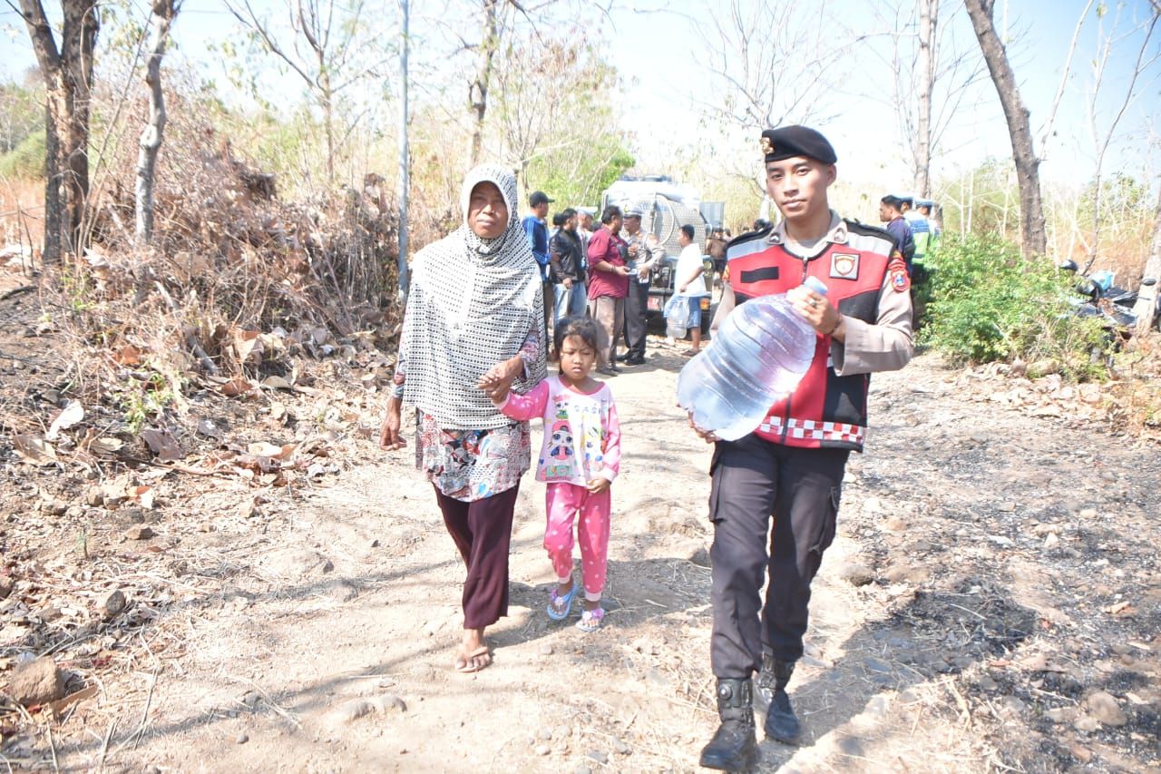 Polisi Sedekah 100 Ribu Liter Air Bersih untuk Warga Situbondo Terdampak Kekeringan