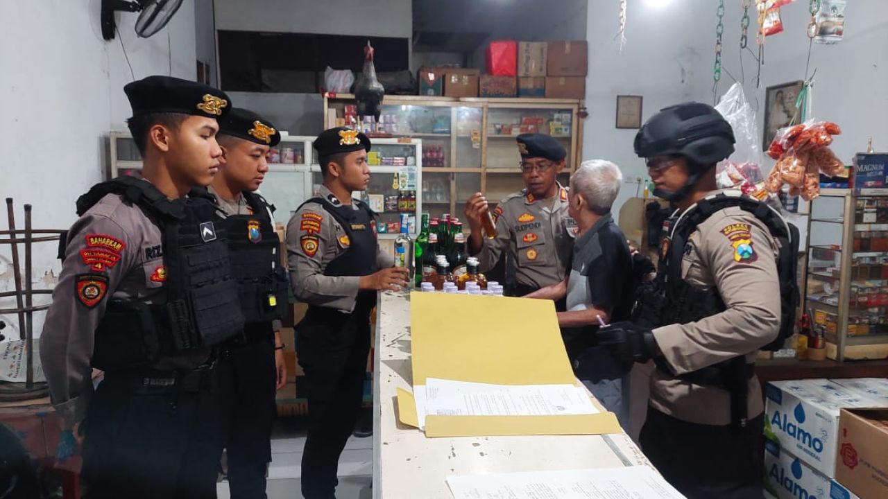 Patroli Perintis Presisi Polres Situbondo Tertibkan Peredaran Miras