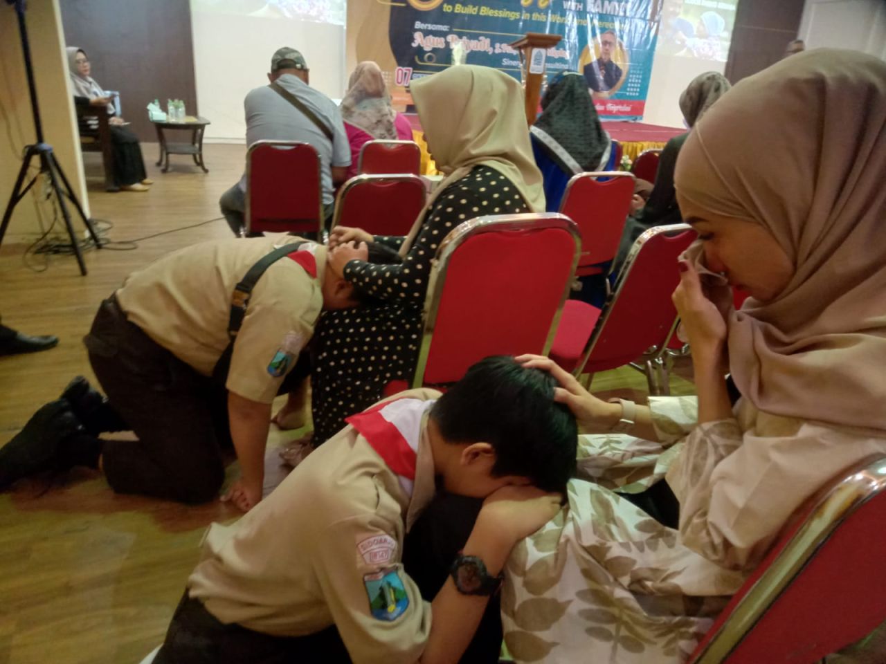 SMP Al Falah Deltasari Sidoarjo Gelar Parenting, Orang Tua Berderai Air Mata