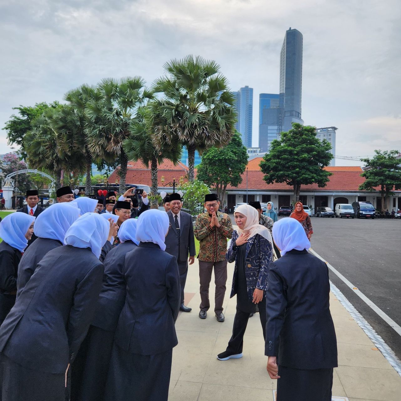 Gubernur Khofifah Lepas 30 Santri Penerima Beasiswa Pemprov Jatim ke Universitas Al-Azhar Kairo