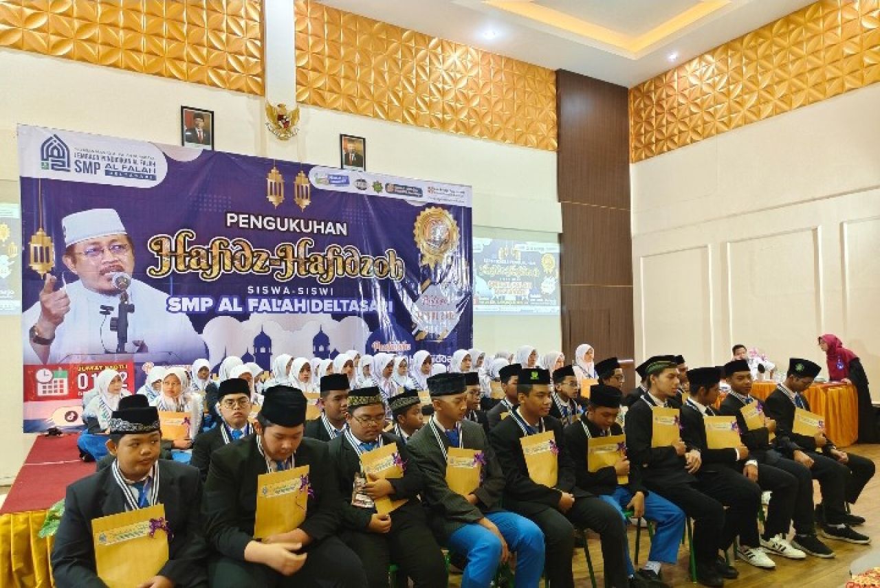 Pengukuhan Hafidz & Hafidzoh SMP Al Falah Deltasari Sidoarjo Memotivasi Siswa Tambah Hafalan Alquran