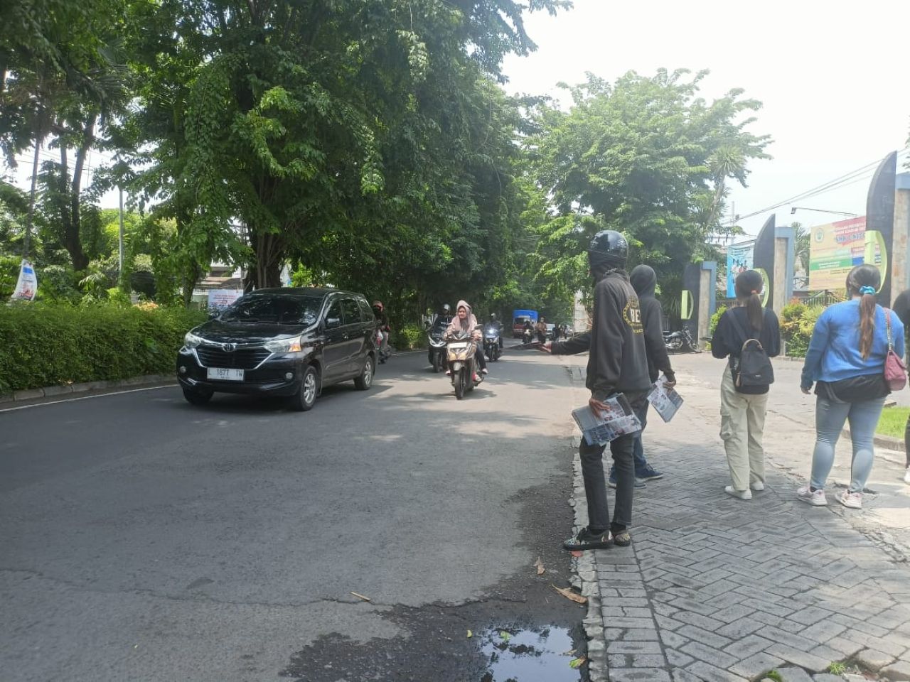 Mahasiswa di Surabaya Sebar Pamflet Tolal Politik Dinasti