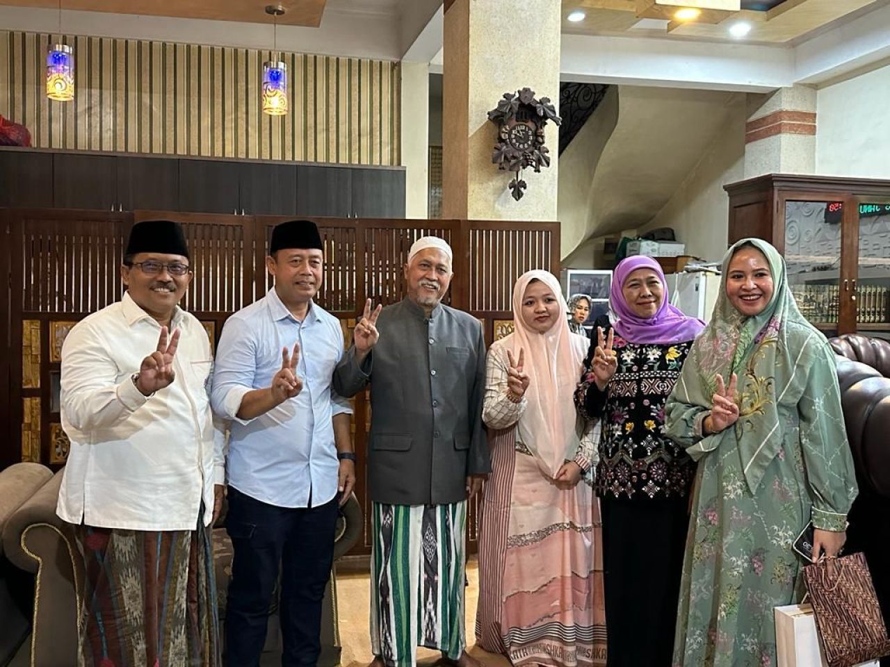 Beredar Foto Pengasuh Ponpes Sidogiri Salam 2 Jari, Khofifah Effect?