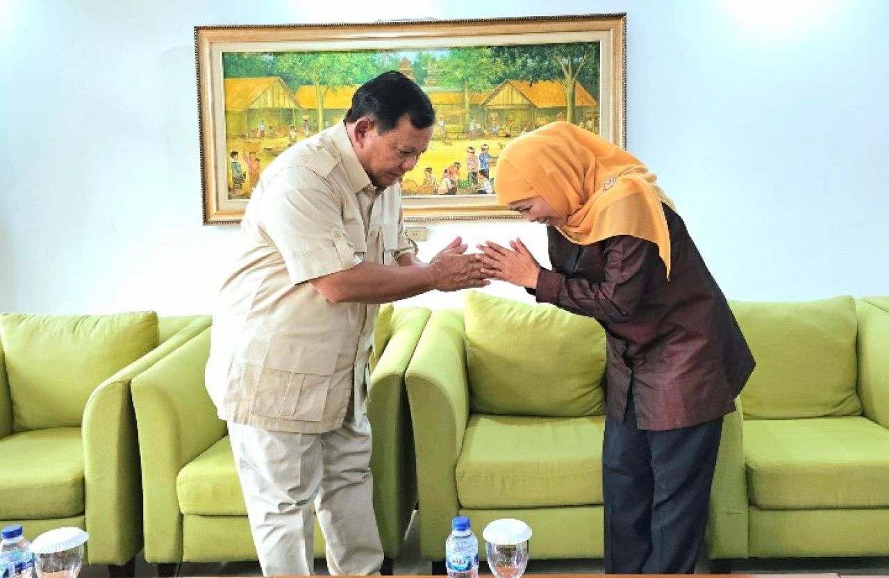 Khofifah Bertemu Prabowo di Bandara Halim, Ini Pesannya