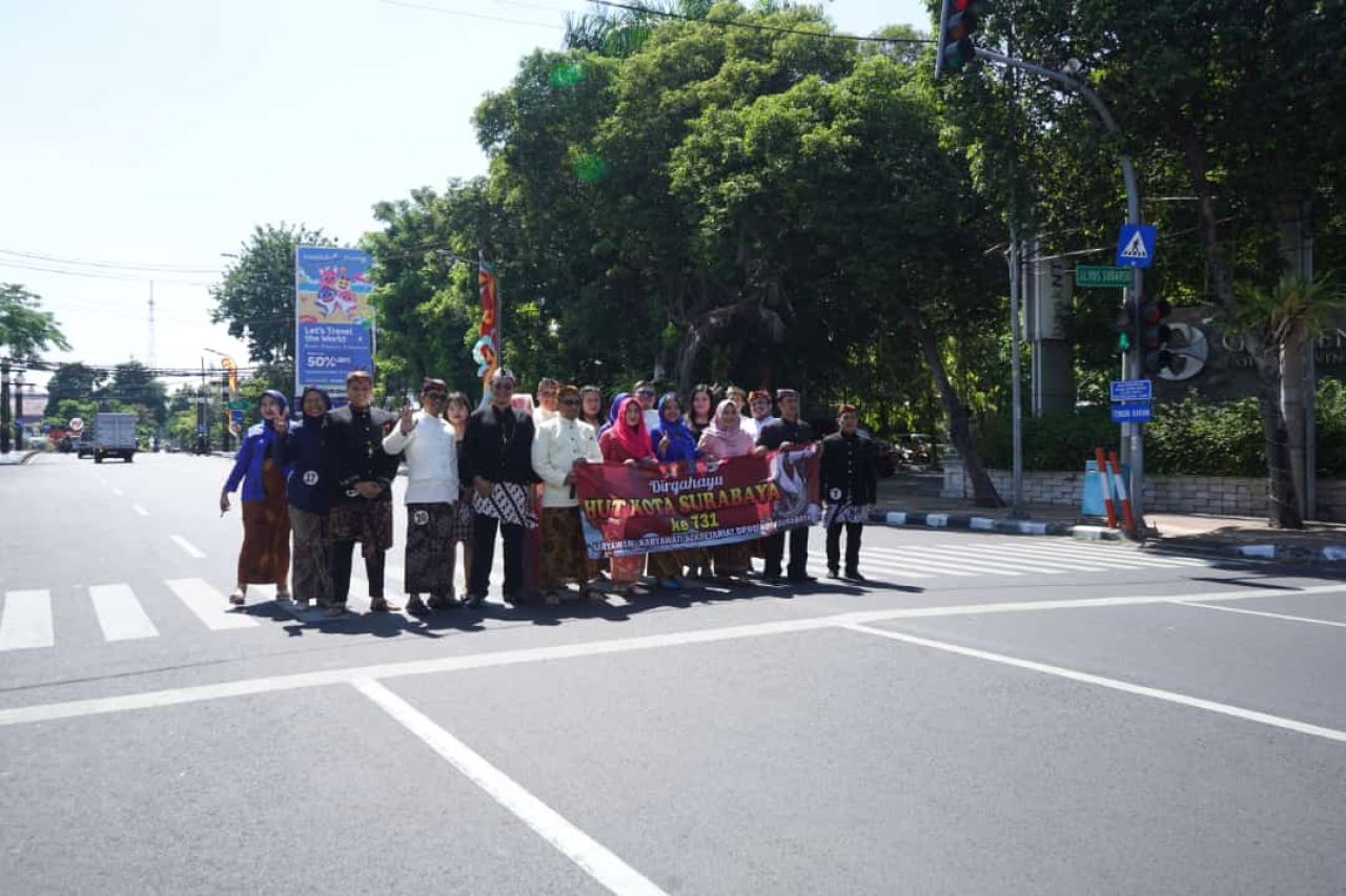 Peringati HJKS ke-731, Setwan DPRD Surabaya Tampil Pakai Baju Adat di Zebra Cross