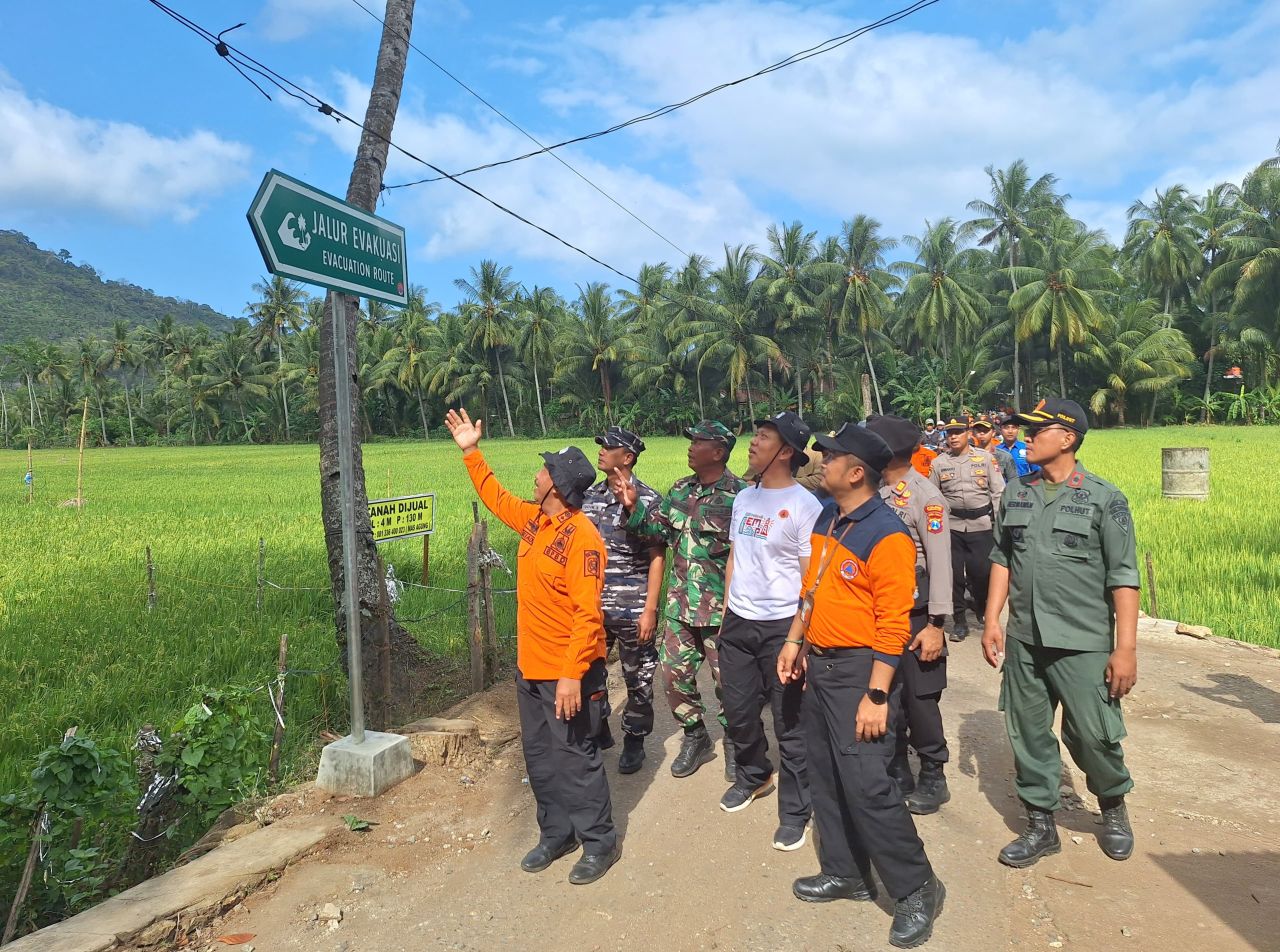 Siaga Tsunami, BPBD Bareng Warga Trenggalek Susuri Jalur Evakuasi Pantai Konang