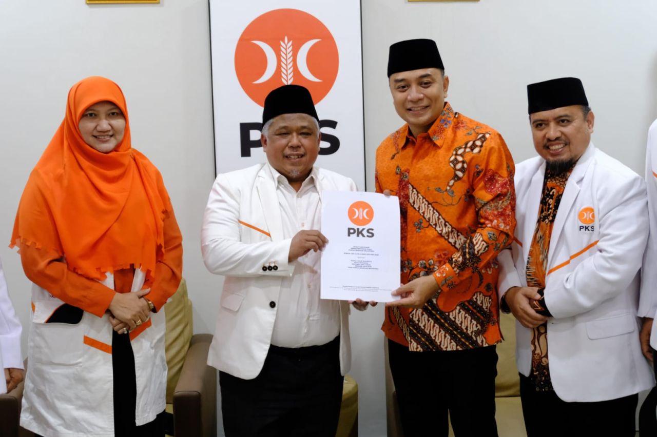 PKS Jatim Serahkan SK DPP untuk Eri Cahyadi dan Mas Dhito