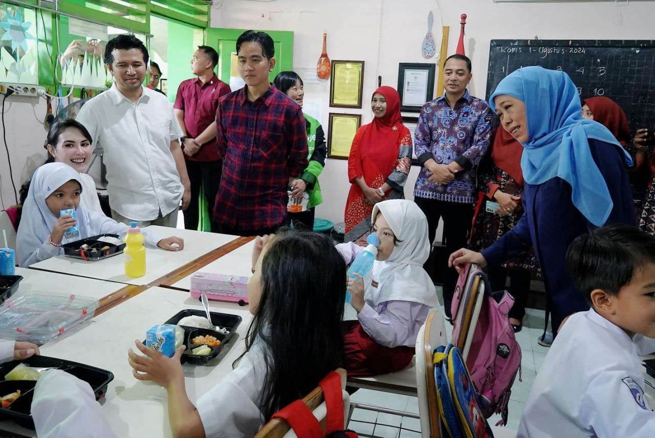 Gibran Acungi Jempol Penerapan Makan Siang Gratis di Surabaya