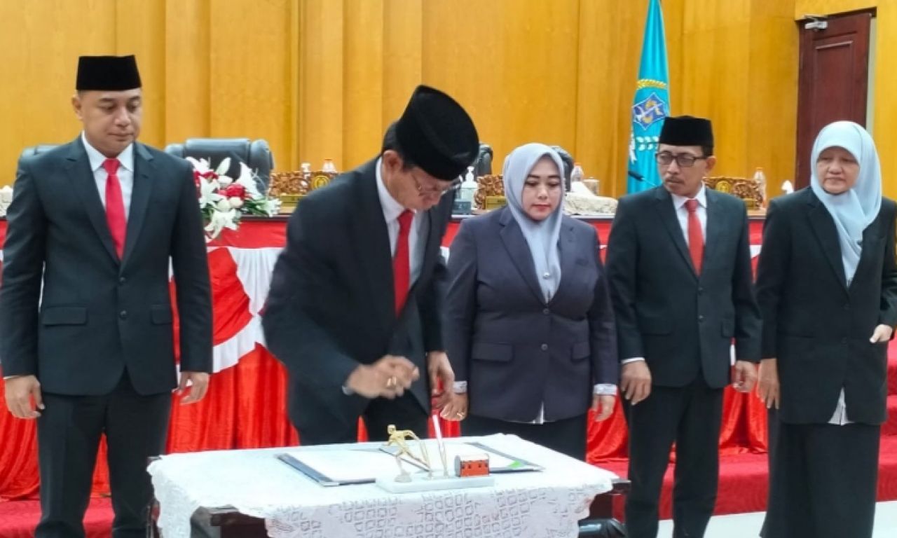 DPRD Sahkan APBD Surabaya Tahun 2025 Rp.12,3 Triliun