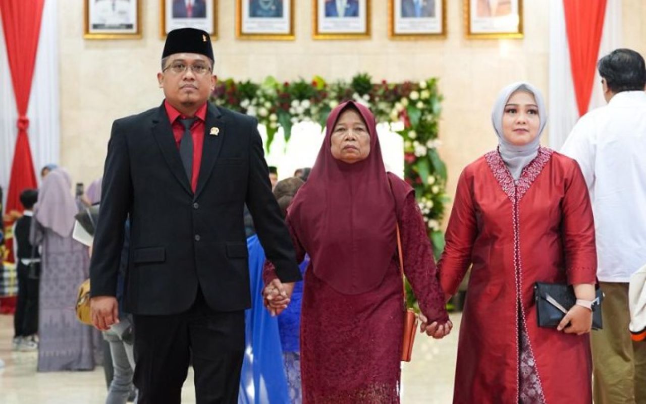 Agus Black Hoe Ajak Ibu saat Pelantikan DPRD Jatim: Ini Berkah Doa Simbok