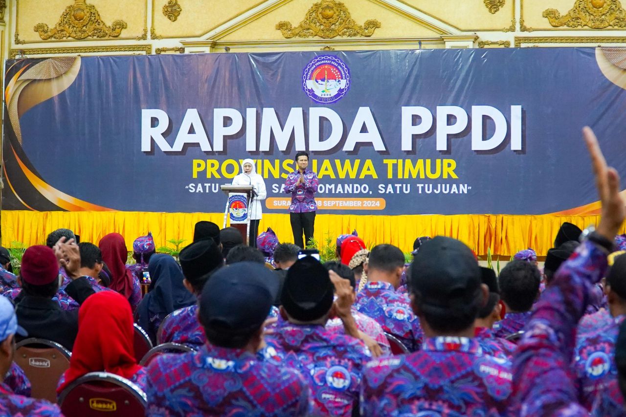 Khofifah-Emil Dinobatkan jadi Ibu-Bapake Perangkat Desa Jatim karena Alasan Ini