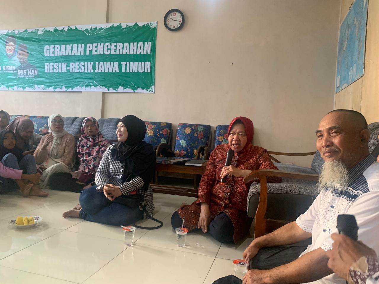 Risma Temui Relawan di Lamongan, Bahas Masalah Ini