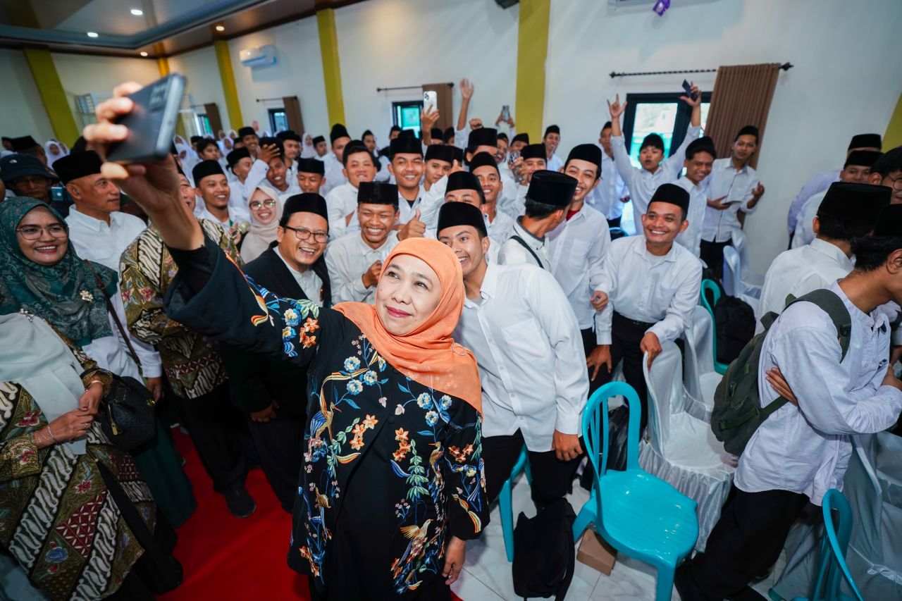 Khofifah Ajak Mahasiswa di Jember Tingkatkan Kualitas Sambut Indonesia Emas