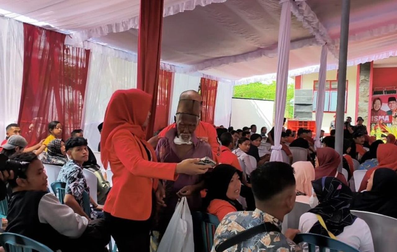 Kakek berpakaian lusuh yang membuat Risma behenti pidato. (Foto: ist)