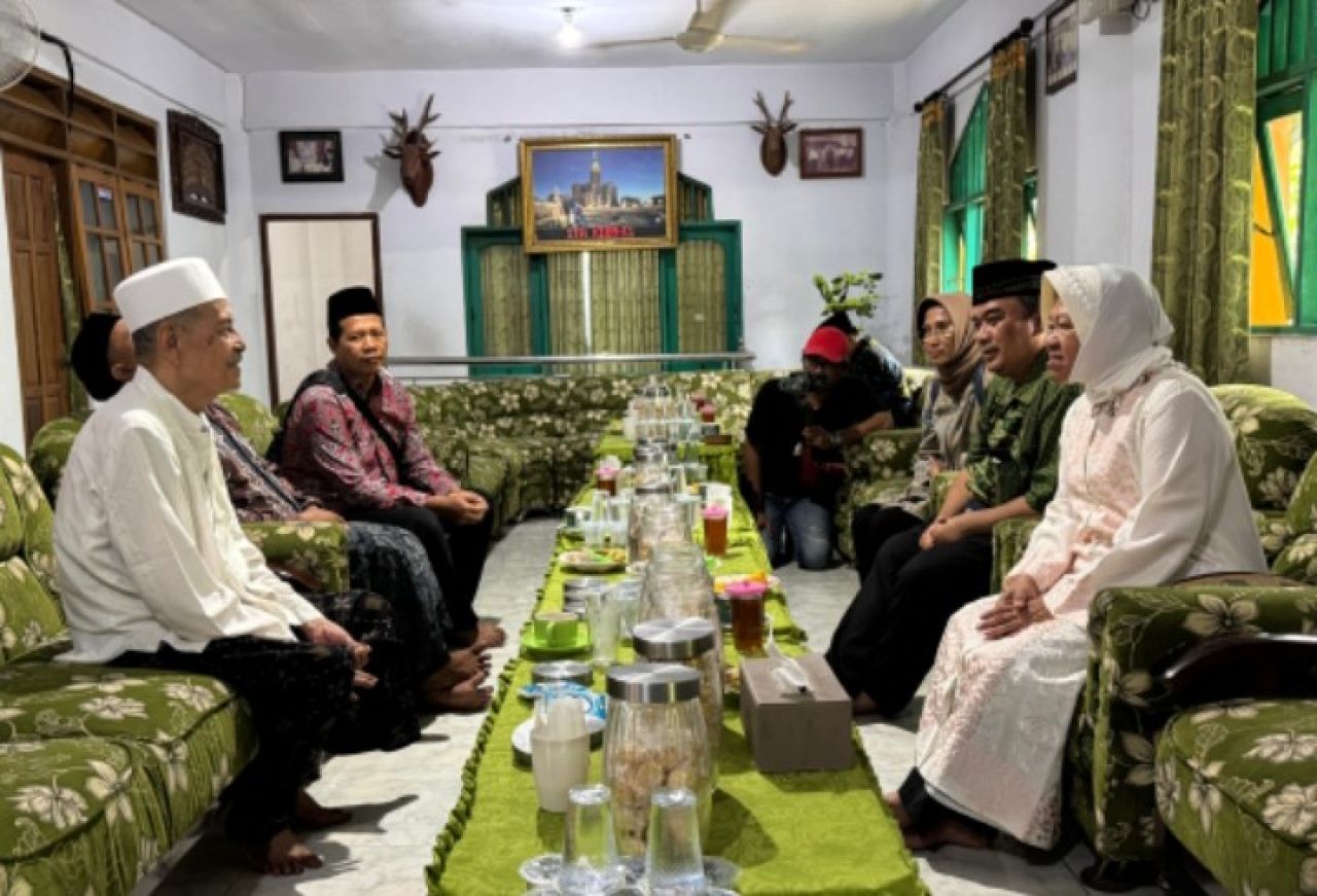 Kunjungi Ponpes Sunan Drajat, Ini Pesan KH Abdul Ghofur untuk Risma