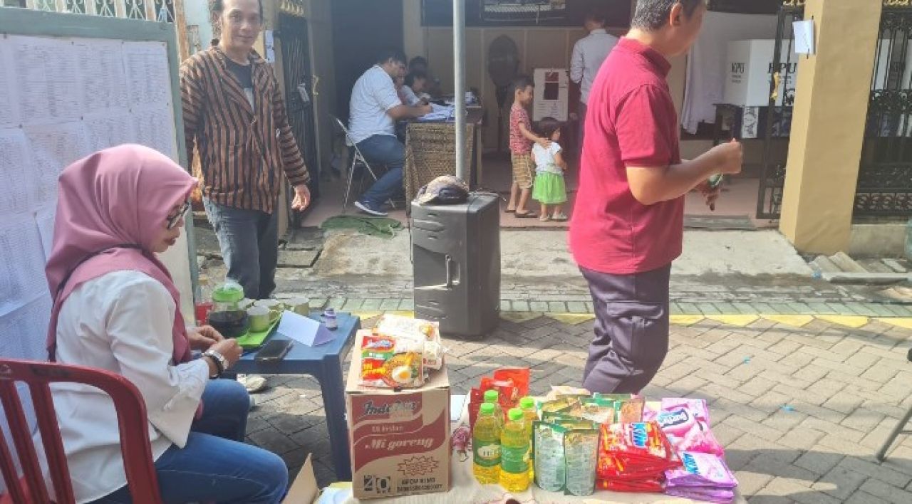 Nyoblos di TPS 12 Airlangga Surabaya Dapat Sembako